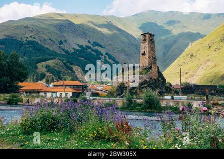 Castello di Sno, nel villaggio di Sno, distretto di Kazbegi, Georgia Foto Stock