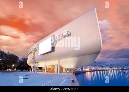 Vista notturna panoramica del moderno e futuristico Centro Botin, nella zona a piedi sul mare di Santander Foto Stock