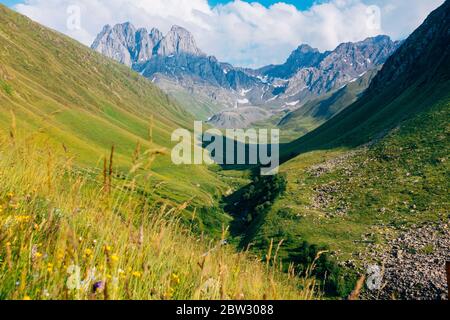 La vetta del Monte Chaukhi e il Fiume Chaukhistskali, visti dalla valle sottostante in una calda giornata estiva in Georgia Foto Stock