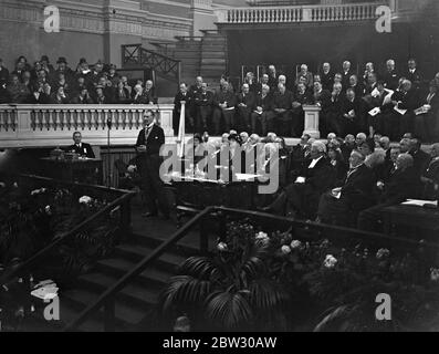 Il Cancelliere dello scacchiere riceve la libertà di Birmingham . Il Cancelliere dello scacchiere ha ricevuto la libertà della città di Birmingham in un groviglio d'argento , in occasione di una riunione speciale del Consiglio nel Municipio di Birmingham . Il Cancelliere dello scacchiere, il Rt Hon Noville Chamberlain, intervenendo alla cerimonia . 6 maggio 1932 Foto Stock