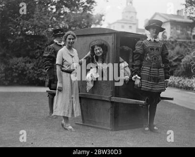 Prova di società per l'intrattenimento nei giardini di Downing Street n. 10 . Molti cittadini hanno partecipato ad una prova di abbigliamento di un'animazione serale tenuta nei terreni del n. 10 Downing Street in aiuto delle zone in difficoltà del nord . Sig.na Ishbel MacDonald che chiacchiera con la signora Olga Montagu come regina Anna . 13 luglio 1932 Foto Stock