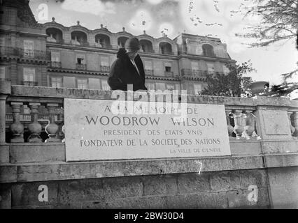 Solo una donna delegata alla conferenza sul disarmo . Mary Emma Wooley, unica donna delegata alla conferenza mondiale sul disarmo , guarda la tavoletta commemorativa di Wilson sul Palazzo della Pace di Ginevra . 5 febbraio 1932 Foto Stock