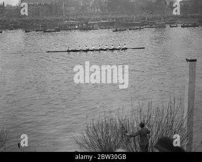 Cambridge ha fatto 8 boat alla fine della gara dopo aver vinto. 19 marzo 1932 Foto Stock