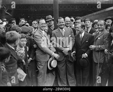 Laurel e Hardy a Londra . Stan Laurel , il cui vero nome è Jefferson e il suo partner americano Oliver Hardy , i comici del film , arrivò a Londra alla stazione di Waterloo , Londra , sul treno della barca Aquitania . Stan Laurel è stato accolto da Bobby Howes all'arrivo alla stazione di Waterloo , Londra . 23 luglio 1932 Foto Stock