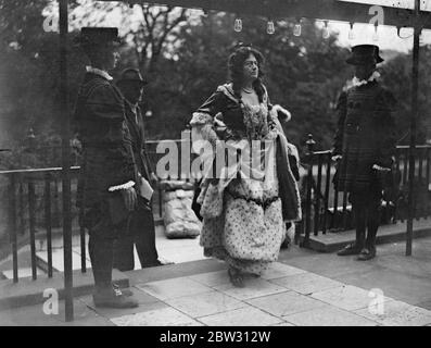 Prova di società per l'intrattenimento nei giardini di Downing Street n. 10 . Molti cittadini hanno partecipato ad una prova di abbigliamento di un'animazione serale tenuta nei terreni del n. 10 Downing Street in aiuto delle zone in difficoltà del nord . 1 gruppo di personaggi del regno della regina Anna , fotografati nei giardini del n. 10 . 13 luglio 1932 Foto Stock