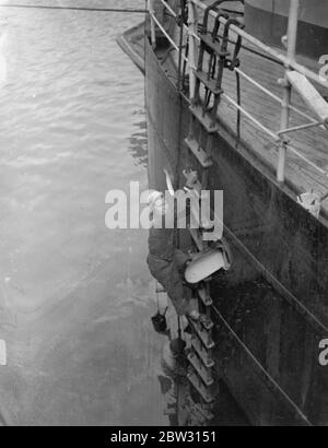 Le donne sovietiche dipingono la loro nave nel Tamigi . Due ragazze russe , due delle sole cinque marinai russe , che lavorano come marinai ordinari con le mani degli uomini , sono occupate sulla loro nave , la Copoperatzia , motonave sovietica a Hayes Wharf , Londra dipingendo i lati della nave . Dopo due anni in mare si prevede che si qualifichino come terzo ufficiale . Anikin , una delle ragazze marinai , che lavora sul ponte della nave nel Tamigi . 23 luglio 1932 Foto Stock