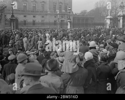 Folle enormi a Buckingham Palace per il cambio della guardia . Una vista della grande folla di vacanze che si è riunita fuori Buckingham Palace , Londra , per assistere alla cerimonia del Cambio della Guardia , durante il Bank Holiday . I visitatori provinciali di Londra hanno goduto la vista . 28 marzo 1932 Foto Stock