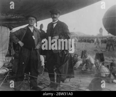 Ernest Dempster palloncino all'inizio della gara di Gordon Bennett palloncino . 27 settembre 1932 Foto Stock