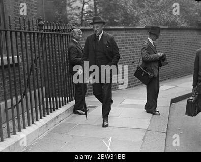 Il gabinetto conferisce alla conferenza di Ottawa . Si sono riunite folle a Downing Street per assistere alla riunione dei ministri del governo, che è giunta al n. 10 per discutere la Conferenza di Ottawa sull'arrivo a casa della delegazione. Sir Henry Betterton , Ministro del lavoro che sta ora osservando da vicino la situazione del cotone nel Lancashire , arrivava al n. 10 per la riunione. 27 agosto 1932 Foto Stock