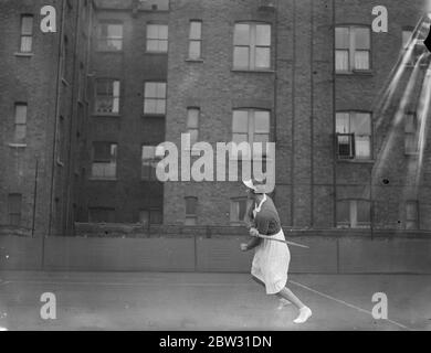 Eileen Bennett in gioco a Paddington . La signora Fearnley Whittingstall , ex Eileen Bennett , ha partecipato al torneo Paddington Hard Court Club a Paddington , Londra . La signora Fearnley , Whittingstall in gioco contro la signora Marriott , che ha battuto . 30 marzo 1932 Foto Stock