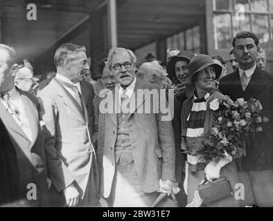 Ramsay MacDonald riceve un grande benvenuto dalla conferenza sulle riparazioni . Il Premier Ramsay MacDonal ha ricevuto un grande benvenuto alla Victoria Station di Londra , quando è arrivato a casa da Losanna dopo il suo grande lavoro per garantire il successo della Conferenza di Losanna sulle riparazioni. Fu incontrato da Sir Clive Wigram, segretario privato del re, e da membri del Gabinetto . Il signor Ramsay Macdonald con la figlia Ishbel e il signor Neville Chamberlin, arrivati alla stazione Victoria di Londra. 10 luglio 1932 Foto Stock