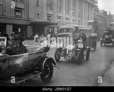 Il vecchio coccodrillo porta la lettera da Kensington a Ramsgate . Le auto veterane sono lasciate a Londra per Ramsgate per partecipare al raduno annuale e Concours d' Elegance . Una cerimonia si è svolta nel municipio di Kensington quando il consigliere H V Kenyon , il sindaco di Kensington , ha consegnato una lettera al capo del capitano Wylie degli 'Old croccs' per portare a Ramsgate per la consegna al sindaco di Ramsgate . Il Sindaco di Kensington consegnò la lettera al Capitano Wylie , guidando la sua auto Wolseley del 1903 all'inizio della corsa dal Municipio di Kensington , Londra . 14 luglio 1932 Foto Stock