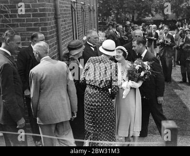 Duca e Duchessa di York visitano il centro industriale delle vittime di guerra in Surrey . Il Duca e la Duchessa di York hanno visitato il Centro industriale della ex Services Welfare Society a Leatherhead, Surrey. La Duchessa di York è stata ricevuta dalla Marchesa di Carisbrook all'arrivo. 27 giugno 1932 Foto Stock