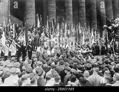 Manifestazione contro il trattato di Versailles a Berlino . Nel tredicesimo anniversario dell' entrata in vigore del Trattato di Versailles , si è tenuta una grande manifestazione nel Lustgarten di Berlino , quando migliaia di studenti si sono riuniti per protestare contro il trattato . Alcuni studenti con le loro bandiere alla dimostrazione . 29 giugno 1932 Foto Stock