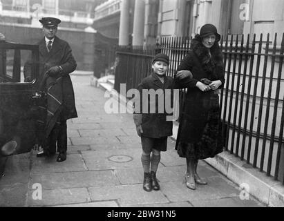 Lady Saville e suo figlio fuori a piedi a Londra . Foto mostra Lady Saville , con suo figlio Phillip , fuori a piedi nel West End di Londra . 24 gennaio 1932 Foto Stock