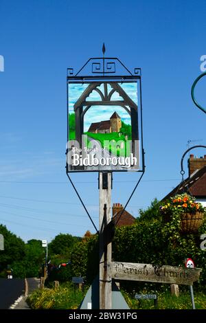 Cartello villaggio di Bidborough con dipinto della chiesa parrocchiale e cesto sospeso, Bidborough, Kent, Inghilterra Foto Stock