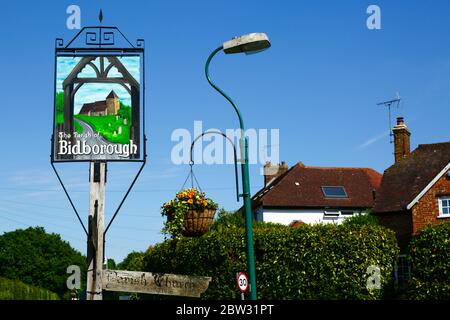 Cartello villaggio di Bidborough con dipinto della chiesa parrocchiale e cesto sospeso, Bidborough, Kent, Inghilterra Foto Stock