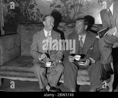 Laurel e Hardy a Londra . Stan Laurel , il cui vero nome è Jefferson e il suo partner americano Oliver Hardy , i comici del film , arrivò a Londra alla stazione di Waterloo , Londra , sul treno della barca Aquitania . Stan Laurel e Oliver Hardy , avendo il tè nell'hotel a Londra . 23 luglio 1932 Foto Stock