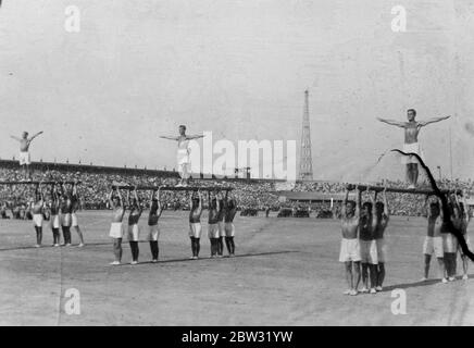 Ottantamila atleti partecipano al grande incontro di Praga . Ogni cinque anni la Sokol , una delle più antiche associazioni ginniche del mondo , si riunisce a Praga , in Cecoslovacchia . Più di ottantamila atleti partecipano a questo anno , a cui i paesi del piccolo Entente hanno inviato delegazioni . Una grande sfilata delle migliaia di atleti che hanno preso parte si è svolta per le strade di Praga . La mostra di atletica in corso a Praga . 9 luglio 1932 Foto Stock