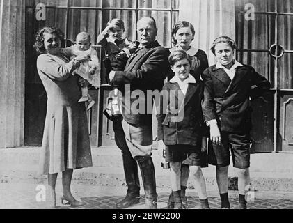 Mussolini è un uomo di famiglia . Una nuova foto appena ricevuta a Londra dall'Italia del Signore Mussolini con la moglie e la famiglia . 6 febbraio 1932 Foto Stock