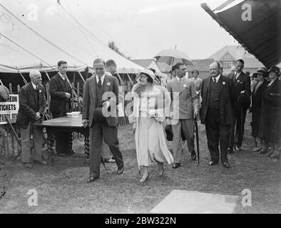 Duca e Duchessa allo spettacolo di Peterborough . Il Duca e la Duchessa di York hanno fatto visita allo spettacolo di Peterborough , di cui il Presidente Dukemis . Il Duca e la Duchessa arrivano allo spettacolo con Lord e Lady Burghley , che stanno acchiando come loro ospiti a Stamford , Linconshire . 29 giugno 1932 Foto Stock