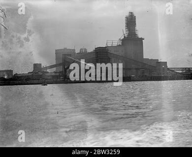 Nuova centrale elettrica Battersea vista dal fiume . Una vista pittoresca della nuova Centrale di Battersea , Londra , l'edificio più notevole del suo genere nel paese . 22 luglio 1932 Foto Stock