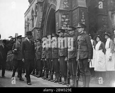 Duke of York apre il nuovo municipio di Lewisham . Scene di grande entusiasmo hanno segnato l'apertura del nuovo Municipio di Lewisham a Catford da parte di H R H il Duca di York . Il Duca di York ispezionava i cadtes del St Dunstans College che formavano la guardia d'onore , al suo arrivo . 22 giugno 1932 Foto Stock