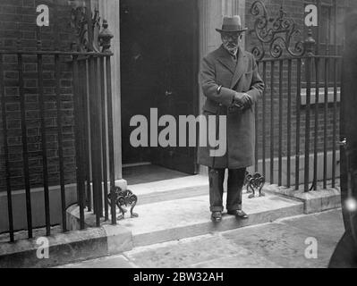 Il primo Ministro lascia Londra per visitare il castello di Windsor come ospite del Re . Il primo Ministro ha lasciato 10 Downing Street , Londra , per Windsor Castle , dove sarà ospite del Re e della Regina per due giorni . Il primo Ministro Ramsay MacDonald , lasciando 10 Downing Street per il Castello di Windsor . 1 aprile 1932 Foto Stock