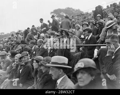 Fraulein Krahwinkel incontra la signora M R King in single a Wimbledon . La Fraulein Krahwinkel (Germania) ha incontrato la signora M R King (nee Miss P Mudford) nei singoli del campionato Wimbledon, al campionato All England Club. Sir Samuel Hoare, nuovo presidente del club All England , con Lady Hoare , che guarda le partite . 21 giugno 1932 Foto Stock