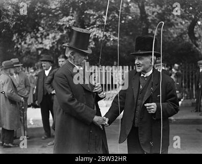 I vecchi tassisti di Londra hanno dato un'uscita. I vecchi tassisti di Londra sono stati dati un giorno nel paese a Burnham Beeches , dall' istituzione benevola dei tassisti. Quattro dei piu' vecchi cabbies di Londra, tra cui George Plum di 86 anni e H J Packer di 82 anni all'inizio della gita da Lincolns Inn Fields, Londra. 7 luglio 1932 Foto Stock