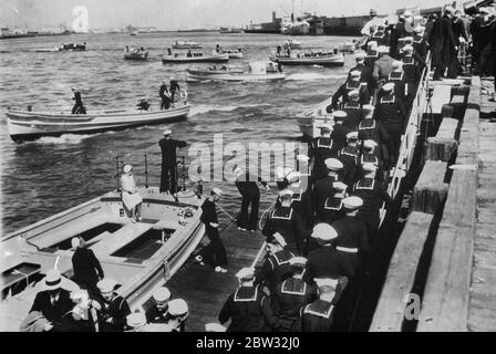 I marinai americani ritornano dalle manovre del pacifico . Marinai americani che arrivano a riva dopo aver partecipato alle manovre della Marina degli stati uniti nel Pacifico , atterrando a San Pedro , California . 2 aprile 1932 Foto Stock