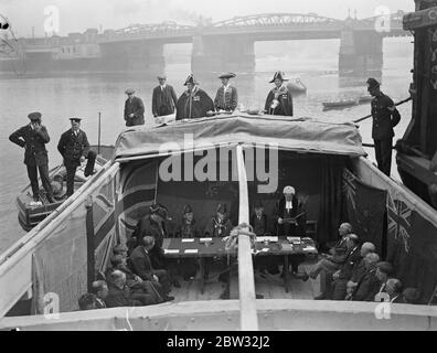 La corte si riunisce sulla chiatta del fiume . Una delle corti più pittoresche del paese , la Medway Court of Admiralty , che ha più di duecento anni , si è incontrata , secondo la consuetudine , su una chiatta sul fiume Medway a Rochester . Il Sindaco , Consigliere George Jenner , per l'occasione divenne Ammiraglio della Medway . Il Sindaco alla Corte . 9 luglio 1932 Foto Stock