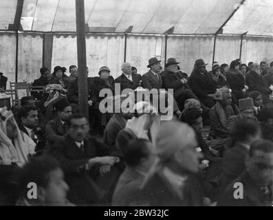 Mohammedans in Inghilterra festeggiano la fine del Ramadan Fast a Woking . Il veterano Lord Headley , il più celebrato inglese convertito all'Islam e ad altri Mohammedan in Inghilterra ha celebrato la fine del mese digiunando per Ramadan con preghiere e abbracci fraterni di ringraziamento alla moschea di Woking , Surrey . Lord Headley e il Ministro degli Hedjaz alla cerimonia . 9 febbraio 1932 la moschea di Shah Jahan fu la prima moschea costruita appositamente in Europa al di fuori della Spagna musulmana Foto Stock