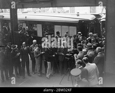 Ramsat MacDonald riceve un grande benvenuto dalla conferenza sulle riparazioni . Il Premier Ramsay MacDonal ha ricevuto un grande benvenuto alla Victoria Station di Londra , quando è arrivato a casa da Losanna dopo il suo grande lavoro per garantire il successo della Conferenza di Losanna sulle riparazioni. Fu incontrato da Sir Clive Wigram, segretario privato del re, e da membri del Gabinetto . Il sig. Ramsay Macdonald è accolto da Sir Clive Wigram, segretario privato del re all'arrivo alla stazione di Victoria. 10 luglio 1932 Foto Stock