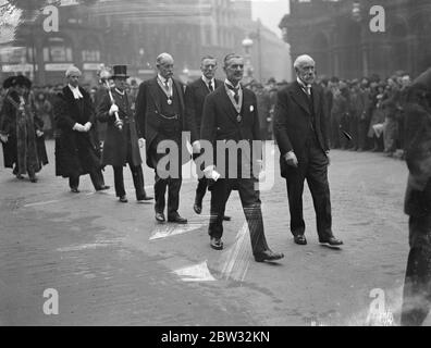 Il Cancelliere dello scacchiere riceve la libertà di Birmingham . Il Cancelliere dello scacchiere ha ricevuto la libertà della città di Birmingham in un groviglio d'argento , in occasione di una riunione speciale del Consiglio nel Municipio di Birmingham . La processione che lascia la Casa del Consiglio per il Municipio, davanti, al Rt Hon Neville Chamberlain (a sinistra) e al Barrow Cadbury Eaqe, JP. Alle spalle : Alderman John Henry Lloyd JP (a sinistra) e Sir Austen Chamberlain . 6 maggio 1932 Foto Stock