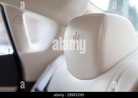 poggiatesta su un sedile per auto sportiva Foto stock - Alamy