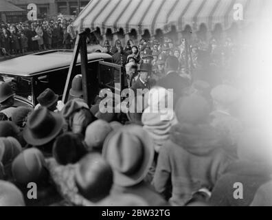 Il Principe del Galles lascia l'auto , essendo accolto all'arrivo a Clapham Road , Belgrave Hospital . 11 maggio 1932 Foto Stock