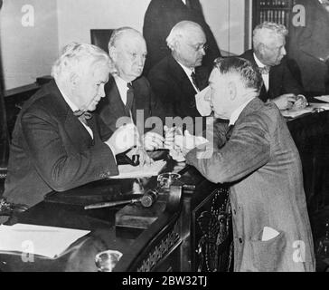 Dawes Warnes , Comitato della Camera dei rappresentanti americana contro il pagamento del bonus completo ai soldati americani . Il generale Dawes , ex ambasciatore di Londra , ha partecipato alla House Ways and Msignifica Committee e ha chiesto contro il pagamento integrale del bonus di guerra ai soldati americani . La commissione d'inchiesta si è svolta a Washington . Il generale Charles G Dawes, con pipe in mano, conferisce al membro del Congresso Henry, T Rainey, presidente in carica del Comitato. 29 aprile 1932 Foto Stock