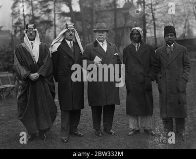 Mohammedans in Inghilterra festeggiano la fine del Ramadan Fast a Woking . Il veterano Lord Headley , il più celebrato inglese convertito all'Islam e ad altri Mohammedan in Inghilterra ha celebrato la fine del mese digiunando per Ramadan con preghiere e abbracci fraterni di ringraziamento alla moschea di Woking , Surrey . Lord Headley e il Ministro degli Hedjaz alla cerimonia . 9 febbraio 1932 la moschea di Shah Jahan fu la prima moschea costruita appositamente in Europa al di fuori della Spagna musulmana Foto Stock