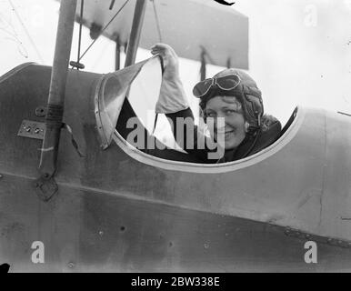 Sedici anni ragazza di fare tentativo sul record di volo Australia . Miss Lealis Mant di Putney , Londra , una ragazza di sedici anni che sta volando da quando era thriteen anni sta completando i preparativi a Croydon per un tentativo di volare in Australia in sette giorni . La sua famiglia sta collaborando per comprarla una macchina De Havilland Puss Moth . Miss Leslie Mant nel pozzetto del suo aereo all'aerodromo di Croydon . 28 giugno 1932 Foto Stock