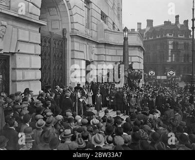 Il Sindaco del Signore apre la Casa di Unilever . Il Sindaco del Signore , Sir Maurice Jenks , ha eseguito la cerimonia di apertura dei Blackfriars Embankment l'ultima aggiunta all'architettura londinese . La folla enorme che guarda il Signore Sindaco alla cerimonia di apertura . 18 luglio 1932 Foto Stock