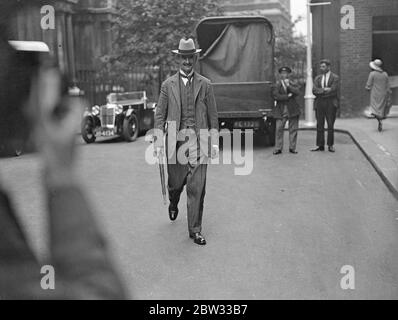 Il gabinetto conferisce alla conferenza di Ottawa . Si sono riunite folle a Downing Street per assistere alla riunione dei ministri del governo, che è giunta al n. 10 per discutere la Conferenza di Ottawa sull'arrivo a casa della delegazione. Arrivo del sig. Neville Chamberlain per la riunione. 27 agosto 1932 Foto Stock