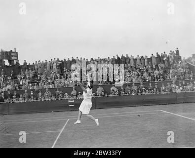 La signora Helen Wills Moody suona la prima partita a Wimbledon . La signora Helen Wills Moody of America ha giocato la sua prima partita nei campionati di Wimbledon contro la signora M R Conquerque, dell' Olanda . Helen Wills Moody in azione contro la sig.ra Conquerque. 21 giugno 1932 Foto Stock