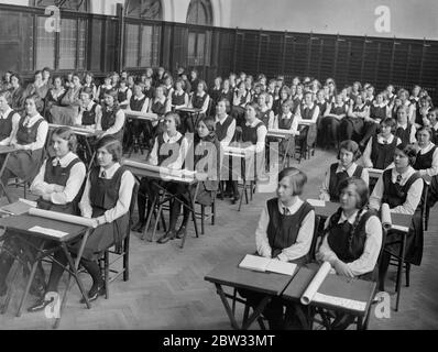 I bambini delle scuole tengono una conferenza sul disarmo alla scuola di Epsom . I bambini delle scuole di varie scuole intorno a Epsom hanno tenuto una conferenza di disarmo propria alla Rosebery County School for Girls , Epsom , Surrey . Ogni paese era rappresentato da un allievo e la sala conferenze era organizzata allo stesso modo della conferenza vera e propria di Ginevra . Gli alunni hanno discusso i meriti delle diverse proposte di disarmo . Una visione generale della Conferenza sul disarmo dei bambini delle scuole in corso . 12 febbraio 1932 Foto Stock