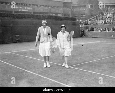 Fraulein Krahwinkel incontra la signora M R King in single a Wimbledon . La Fraulein Krahwinkel di Germania ha incontrato la signora M R King (ex Miss P Mudford ) nei singoli femminili di Wimbledon, presso l' All England Club. 21 giugno 1932 Foto Stock