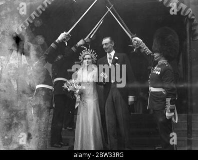 Guardia Cappella matrimonio per nipote del duca di Rutland e parente guardista del conte di Harewood . Le nozze del capitano John Lascelles, parente del conte di Harewood , marito della principessa Maria , Che è nelle guardie del Coldstream, a Miss Betty Manners solo figlio del tardo colonnello Lord Robert e nipote del duca di Rutland , ha avuto luogo alla Cappella delle Guardie , Wellington Barracks , Londra . E' anche una nipote della famosa bellezza Lady Diana Duff Cooper , sorella del Duca di Rutland . Visto qui dopo la cerimonia . 25 gennaio 1932 Foto Stock