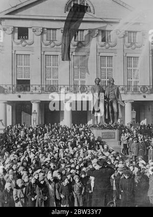 Goethe celebrazione del centenario in Germania . Il centesimo anniversario della morte di Johann von Goethe , il grande poeta e scrittore tedesco , è stato celebrato a Weimer , il suo luogo di nascita , i membri del Gabinetto tedesco che vi presenziavano . Gli studenti cantano canzoni scritte da Goethe prima del Teatro Nazionale di Weimer , con il monumento di Goethe e Schiller sullo sfondo . . 23 marzo 1932 Foto Stock