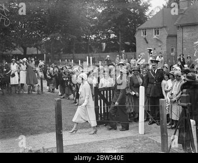 Duca e Duchessa di York visitano il centro industriale delle vittime di guerra in Surrey . Il Duca e la Duchessa di York hanno visitato il Centro industriale della ex Services Welfare Society a Leatherhead, Surrey. 27 giugno 1932 Foto Stock