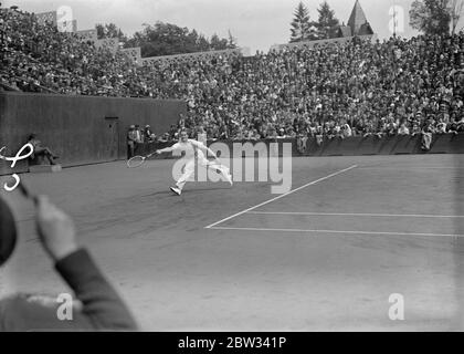 La Germania ha battuto in finale tra zone della coppa Davis a Parigi contro l'America . L'America ha vinto la finale della Inter zone del torneo di tennis Lawn della Coppa Davis battendo la squadra tedesca con tre partite a due e incontrerà la Francia nel turno di sfida della prossima settimana . Le partite sono state disputate allo Stade Roland Garros di Parigi . G von Cramm in azione contro le viti di Ellsworth d'America . Vinte 3 - 6 , 6 - 3 , 9 - 7 , 6 - 3 . 25 luglio 1932 Foto Stock