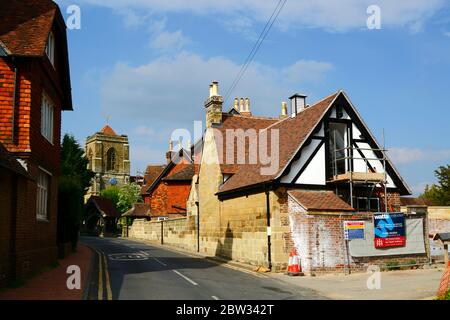 Pittoresca casa tradizionale incorniciata in legno in fase di restauro, chiesa parrocchiale di St Mary the Virgin sullo sfondo, Speldhurst, Kent, Inghilterra Foto Stock